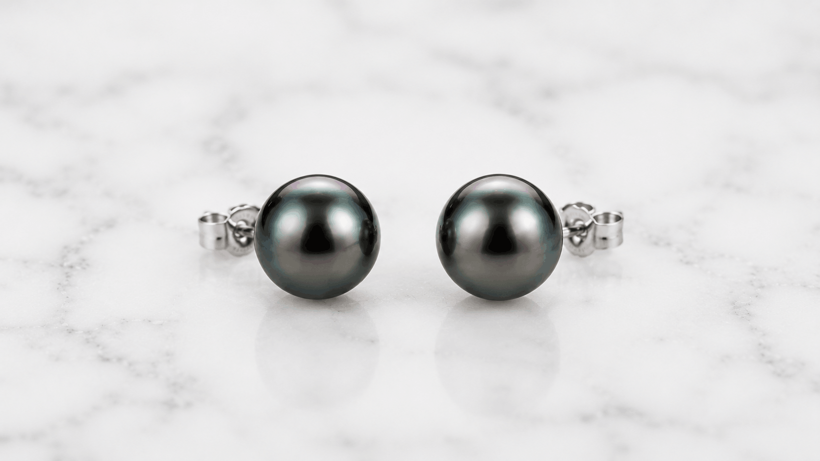 02. Brincos studs de pérolas negras — O clássico do dia a dia